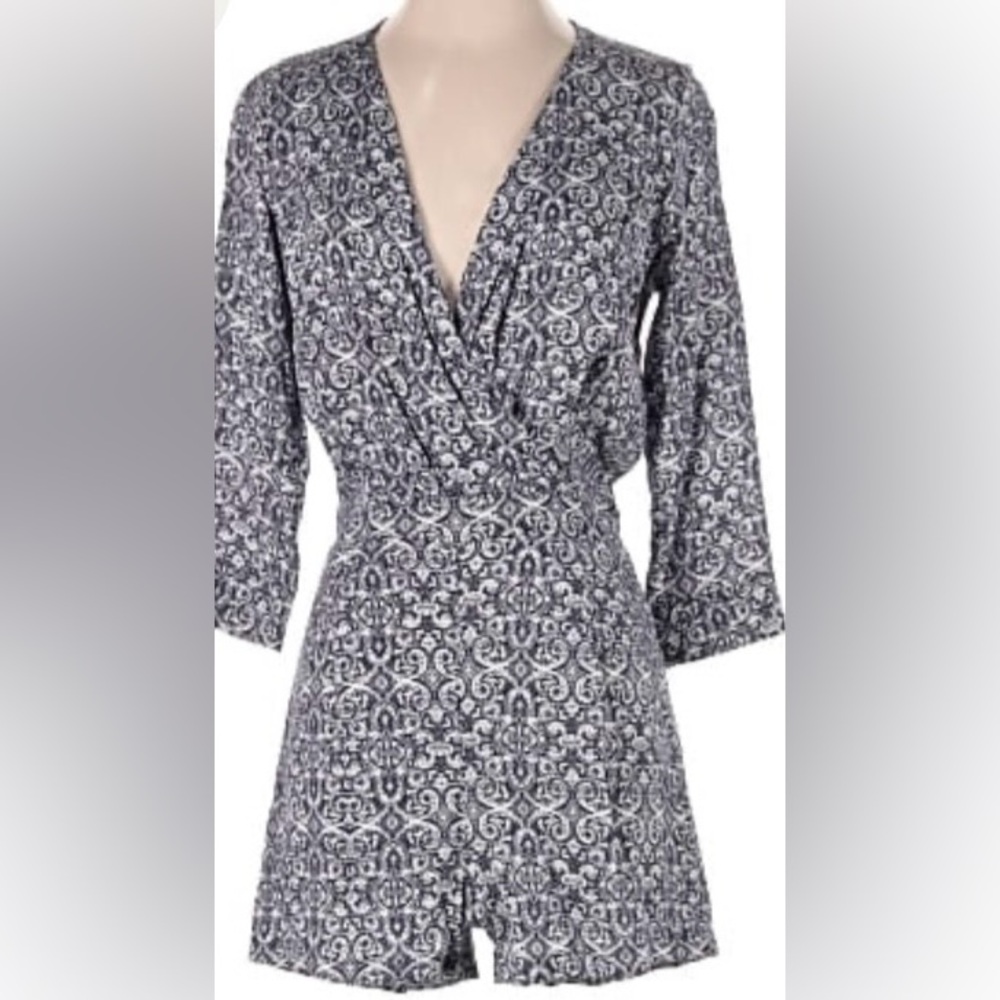 ROMEO & JULIET COUTURE BLUE & WHITE PRINT 3/4 SLEEVE ZIP BACK ROMPER SIZE SMALL
